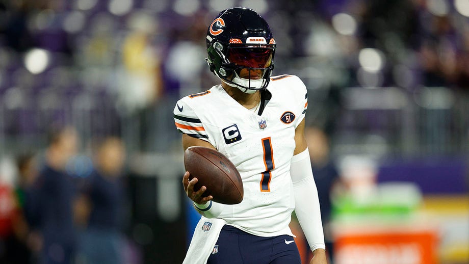 Justin Fields leads Bears' game-winning drive to upset Vikings on the road
